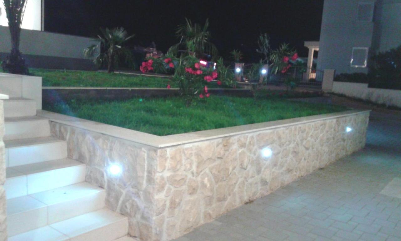 Luxury Apartments Cuba 1 Novalja Bagian luar foto